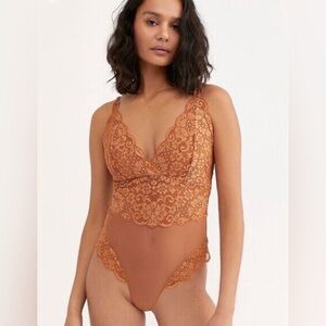 Marilyn Monroe Solid Floral Jacquard Contrast Lace Bodysuit Light Brown Size L